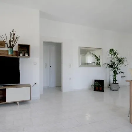 Premium, 2-bedroom Apartment! 하니아