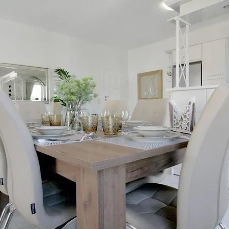 Premium, 2-bedroom Apartment! 하니아