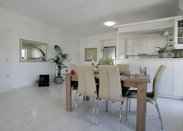 Premium, 2-bedroom Apartment! * Hanya